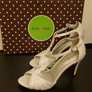 Pearlescent white sandals. Must haves!